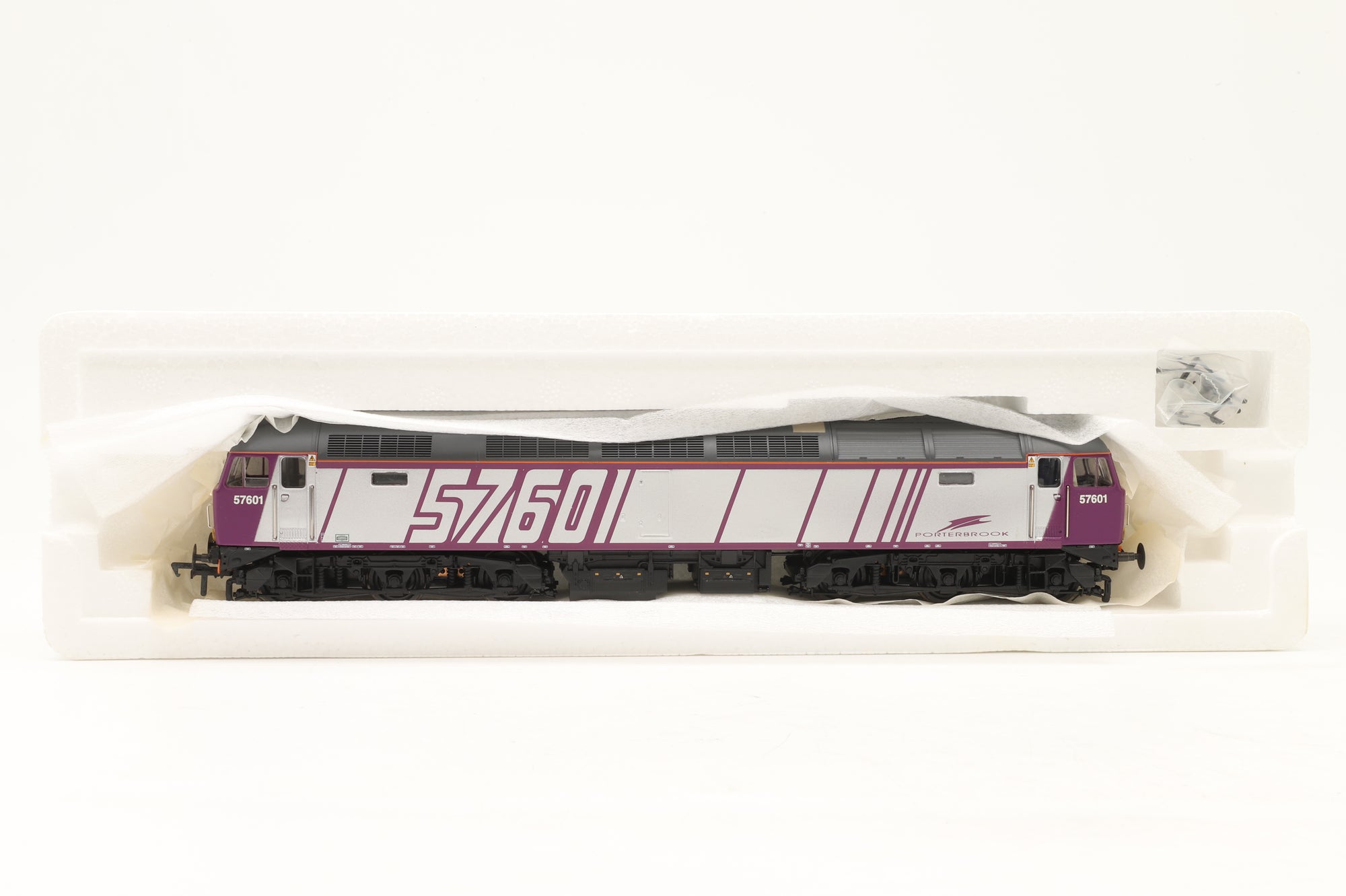 Bachmann OO 32-750K Class 57/6 57601 in Porterbrook Silver/Purple