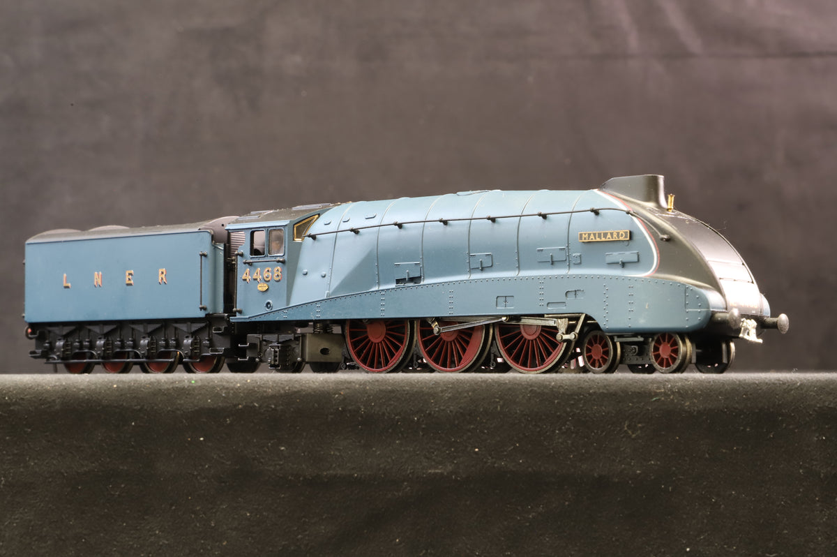 Bachmann OO Set of 2 Class A4 4-6-2 &#39;Mallard&#39;, Ltd Ed. 697/1000