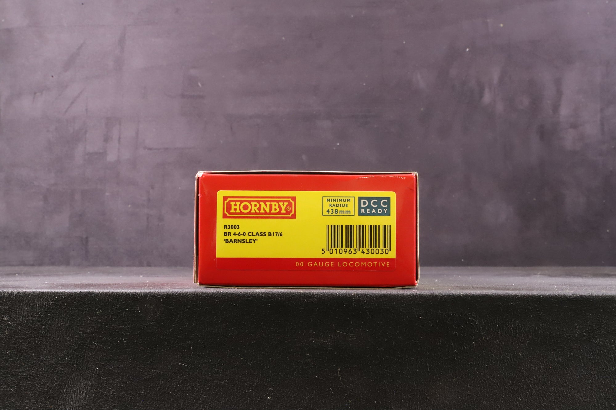 Hornby OO R3003 BR 4-6-0 Class B17/6 'Barnsley'
