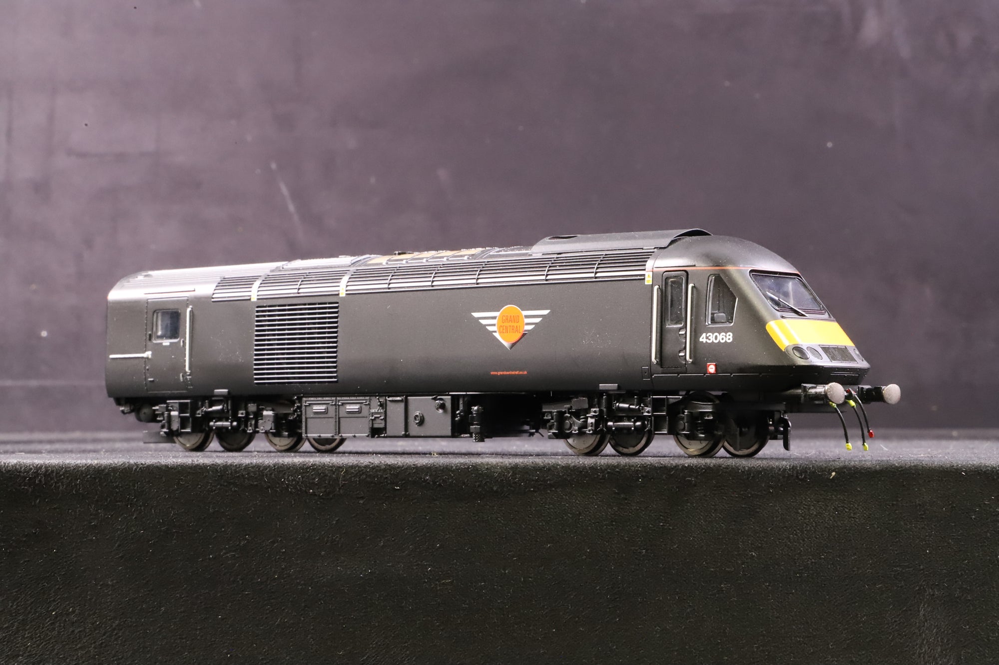 Hornby R2705 Class 43 HST Set in Grand Central Livery
