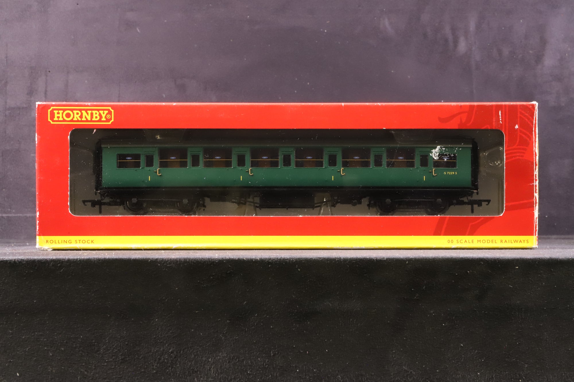 Hornby OO Rake of 2 Maunsell Coaches in BR(S) Green
