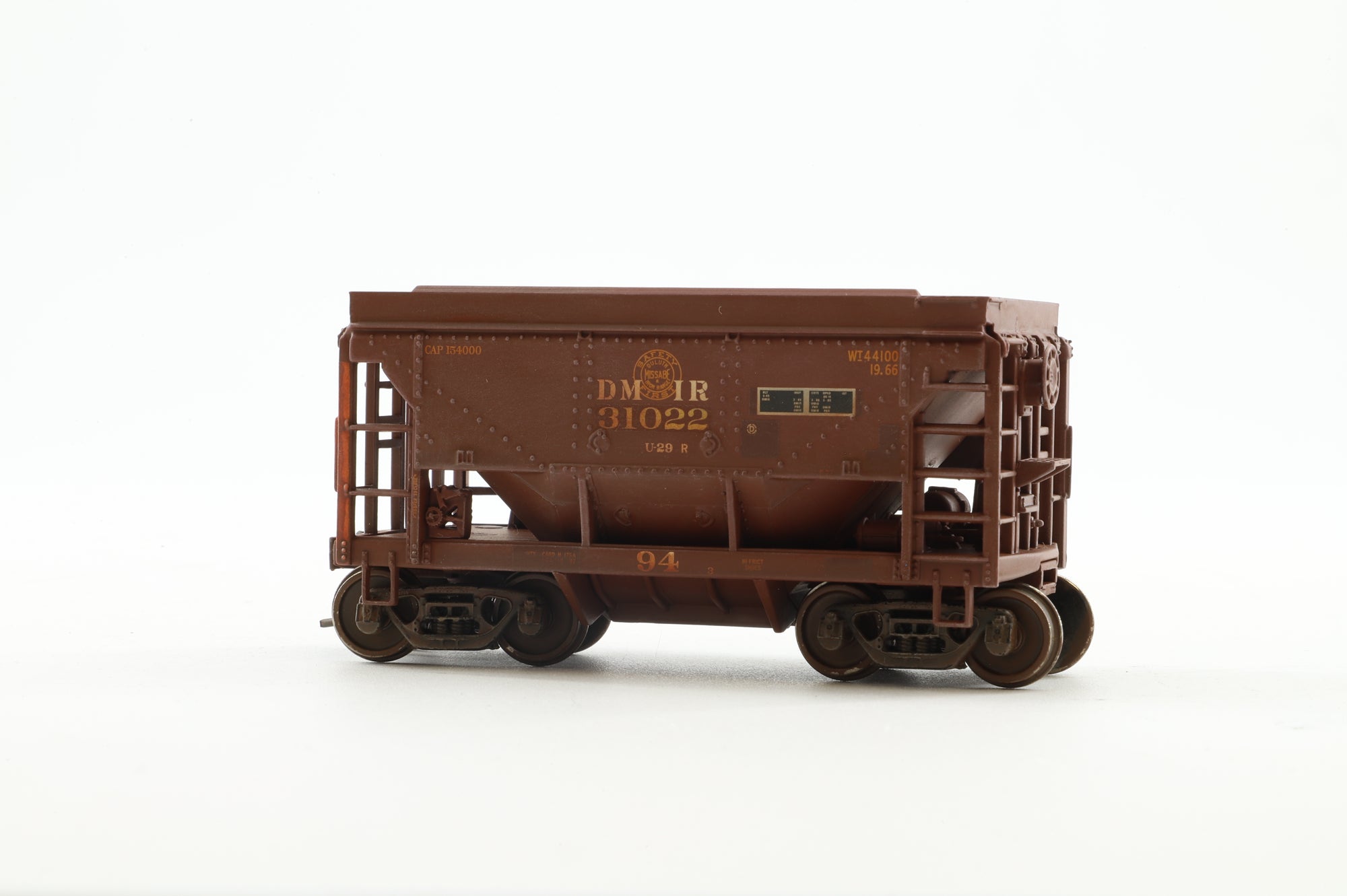 Walthers HO 910-58058 4-Pack of 24' MN Taconite Ore Cars in DMIR Livery - Pro-Weathered & Renumbered