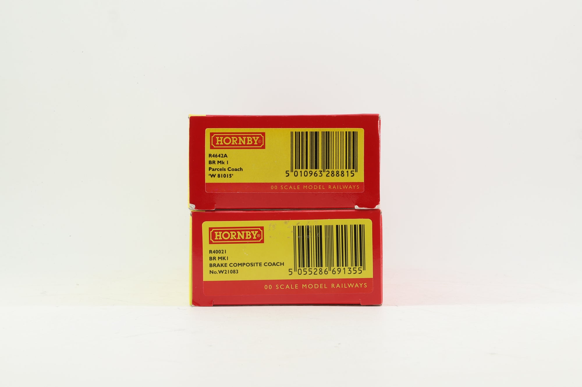 Hornby OO Pair of BR Mk1 Choc & Cream Coaches, Inc. R4642A & R40021