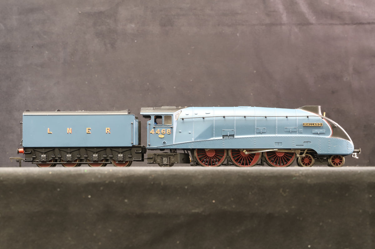 Bachmann OO Set of 2 Class A4 4-6-2 &#39;Mallard&#39;, Ltd Ed. 697/1000