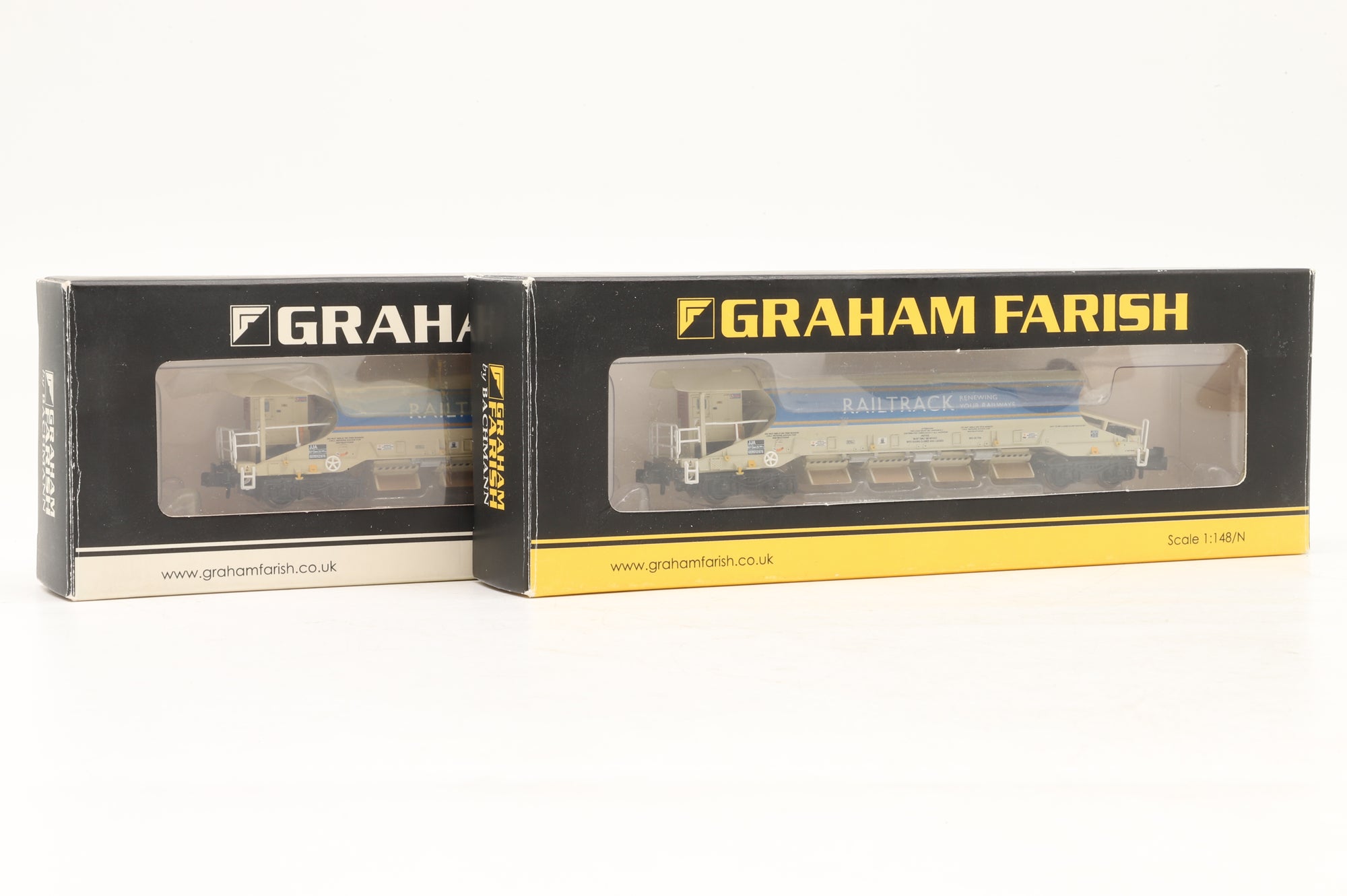 Graham Farish N 377-700 x2 Rake of 2x JJA Auto-Ballaster Wagons in Railtrack Livery
