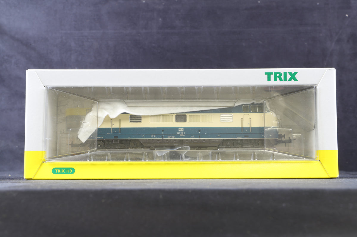 Trix HO 22752 German Epoch IV 221 class diesel loco in DB cream &amp; blue livery