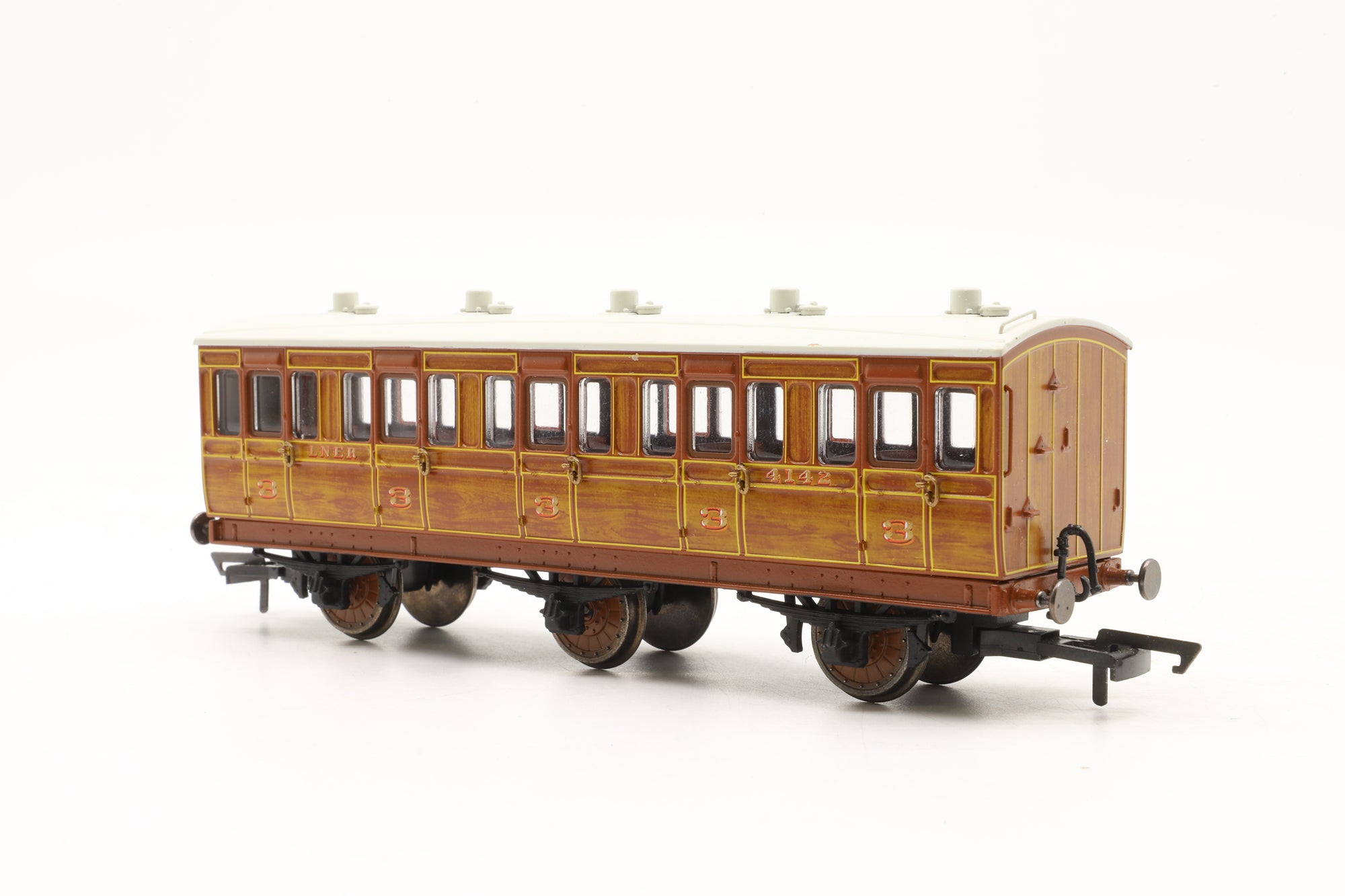 Hornby OO R40128A LNER Teak 6-Wheel Coach 4142