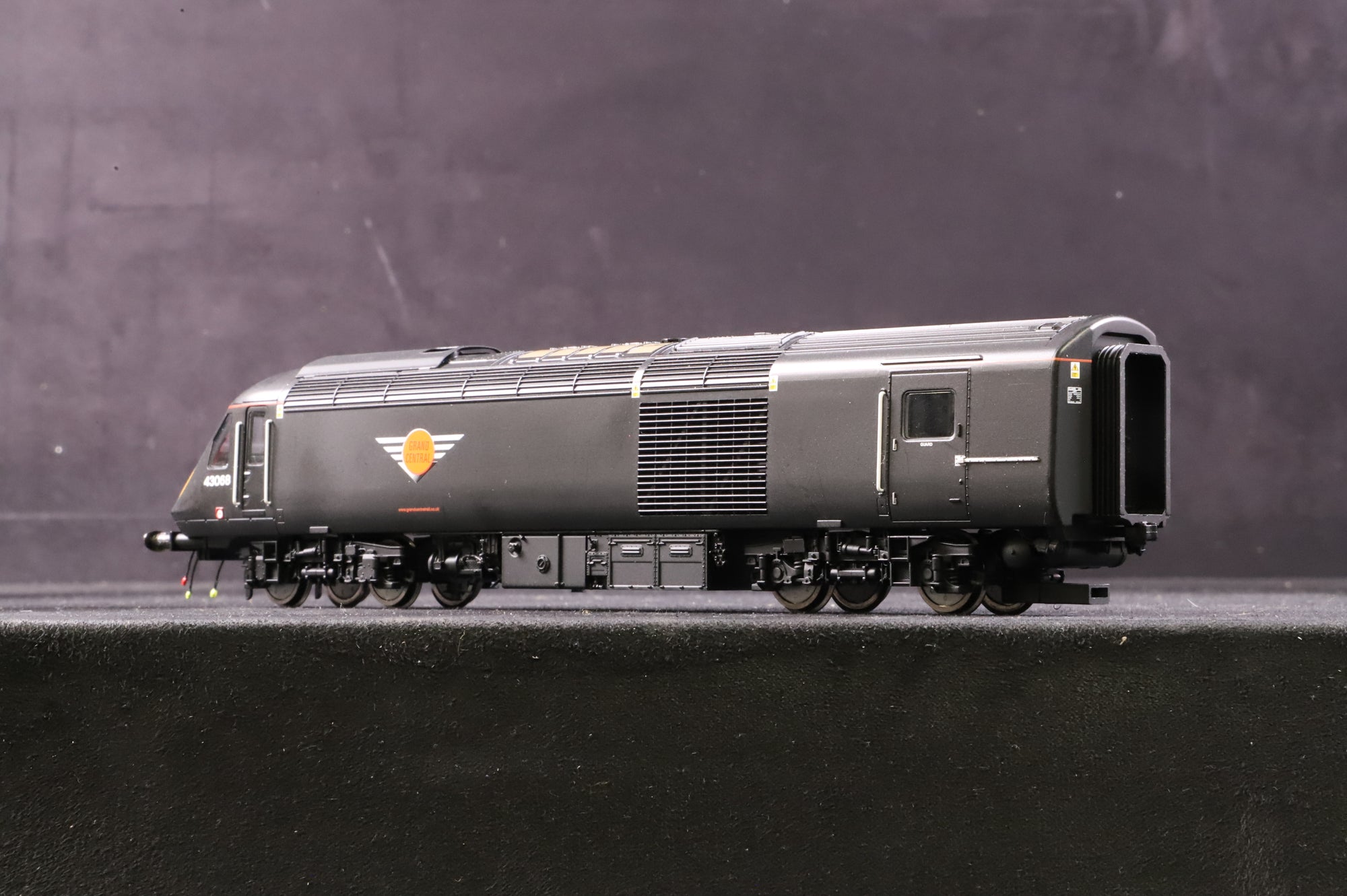 Hornby R2705 Class 43 HST Set in Grand Central Livery
