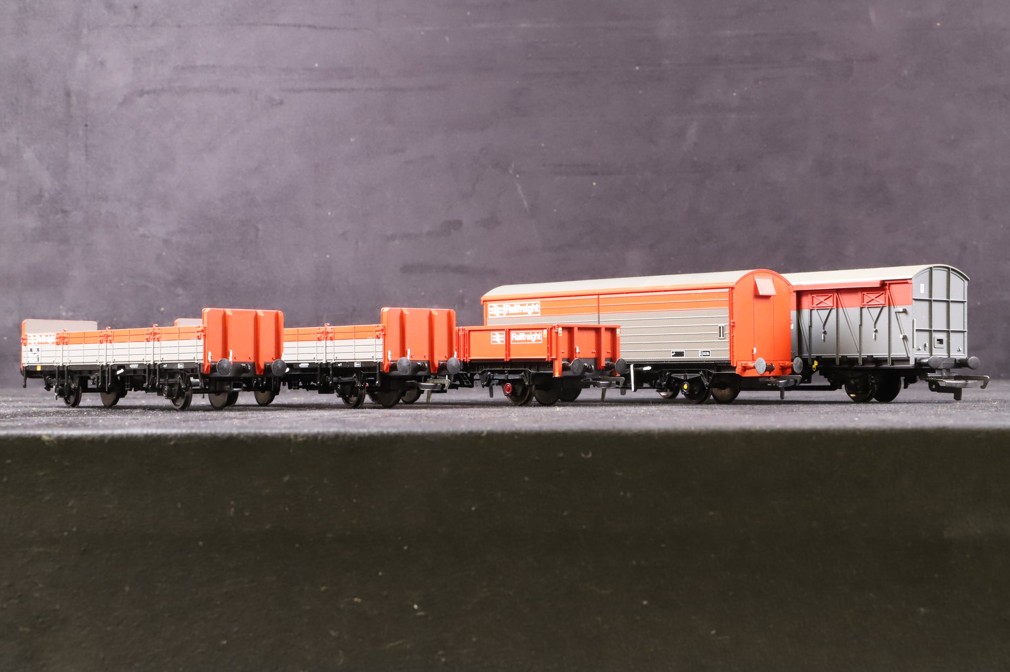 Hornby & Bachmann OO Rake Of 5 Assorted Grey/ Red Railfreight Wagons