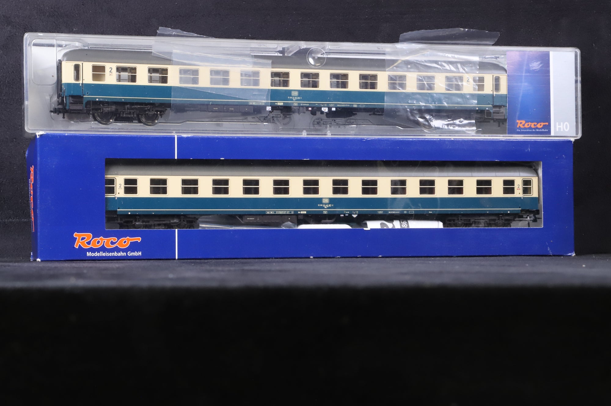 Roco HO Pair of DB 2nd Class Passenger Coaches, Incl. 64509 & 45867