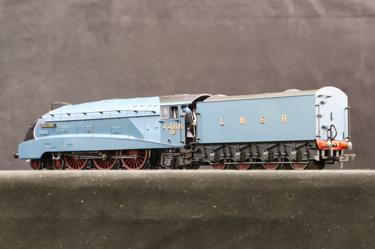 Bachmann OO Set of 2 Class A4 4-6-2 &#39;Mallard&#39;, Ltd Ed. 697/1000