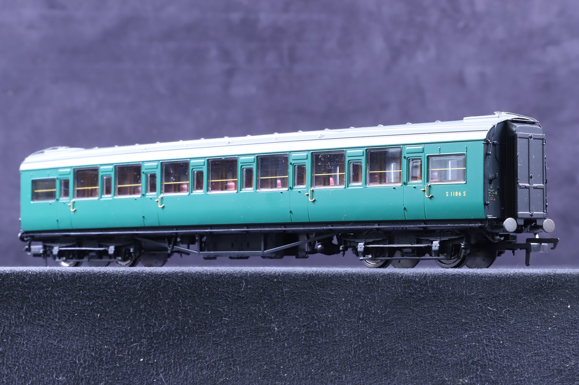Hornby OO Rake of 6 Maunsell Ex-SR Coaches in BR(S) Green
