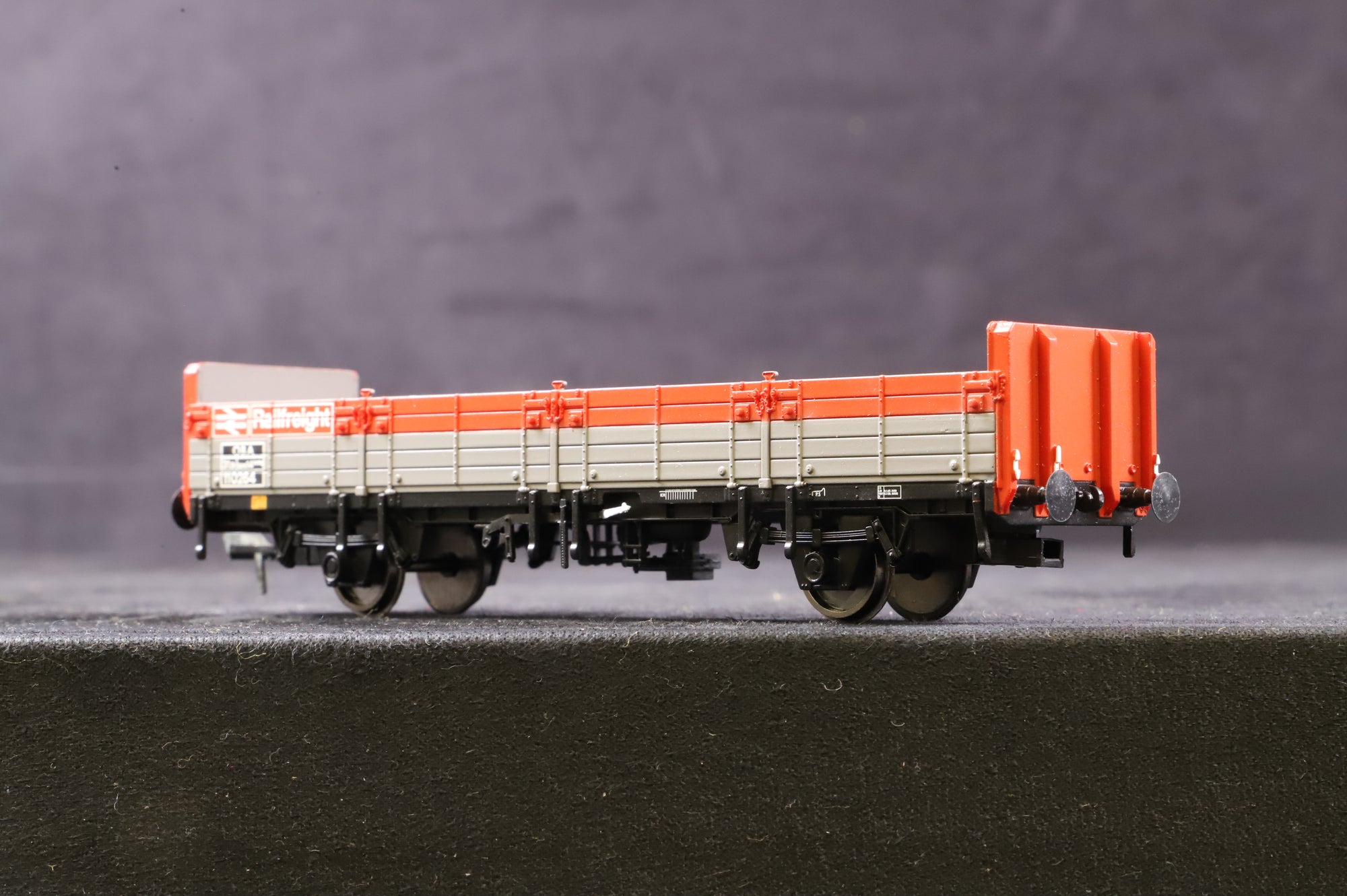 Hornby & Bachmann OO Rake Of 5 Assorted Grey/ Red Railfreight Wagons