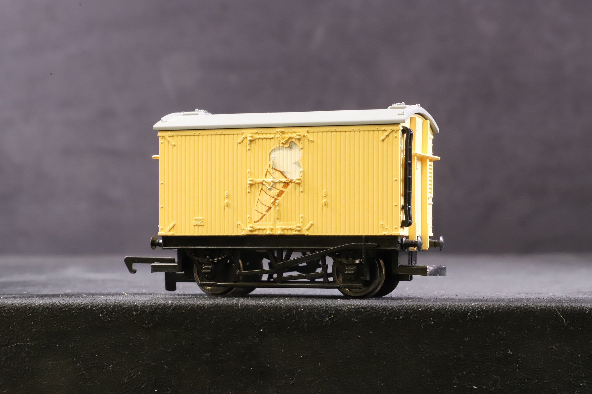 Hornby OO R9205 Thomas & Friends Ice Cream Van