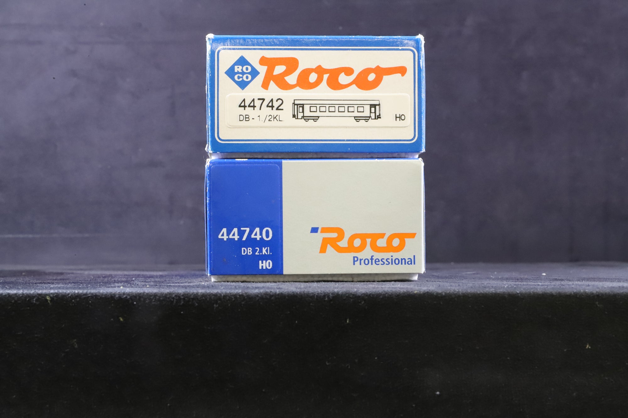 Roco HO Pair of 2nd Class DB Coaches, Inc. 44740 & 44742