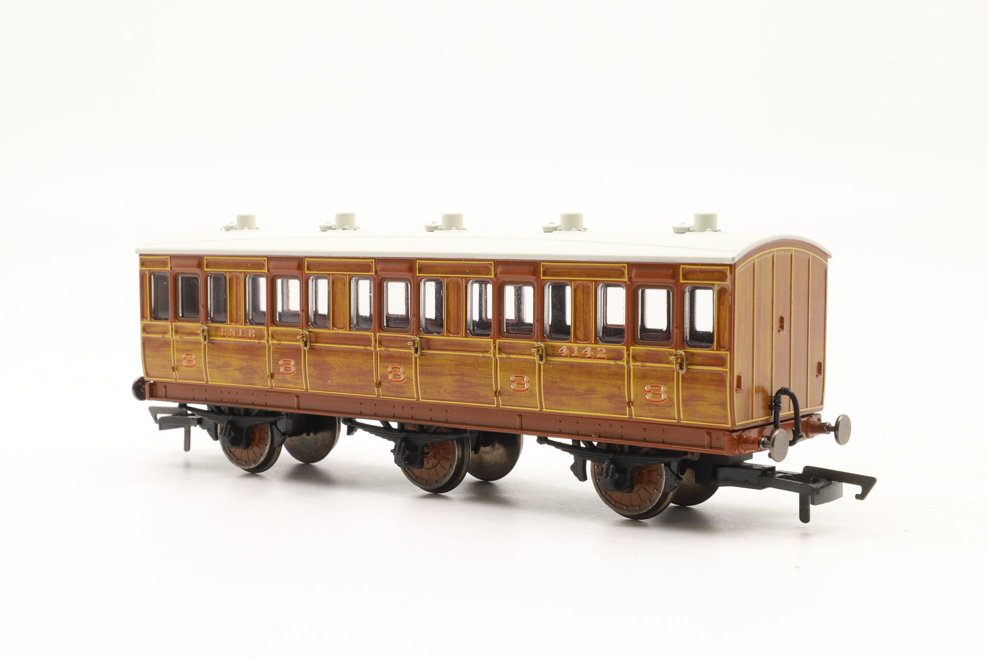 Hornby OO R40128A LNER Teak 6-Wheel Coach 4142
