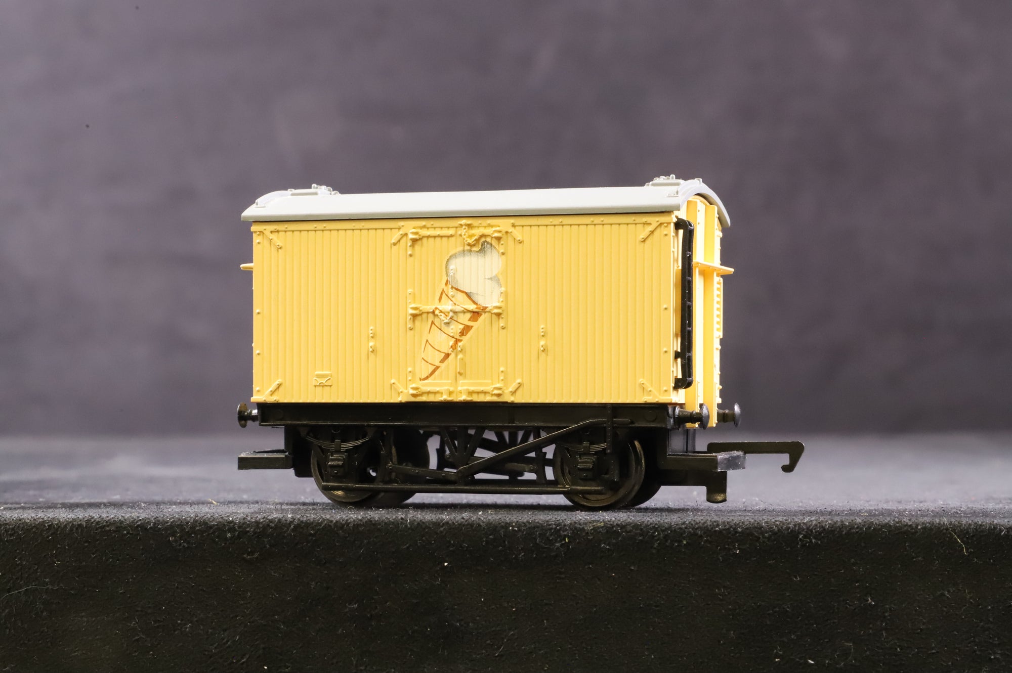 Hornby OO R9205 Thomas & Friends Ice Cream Van