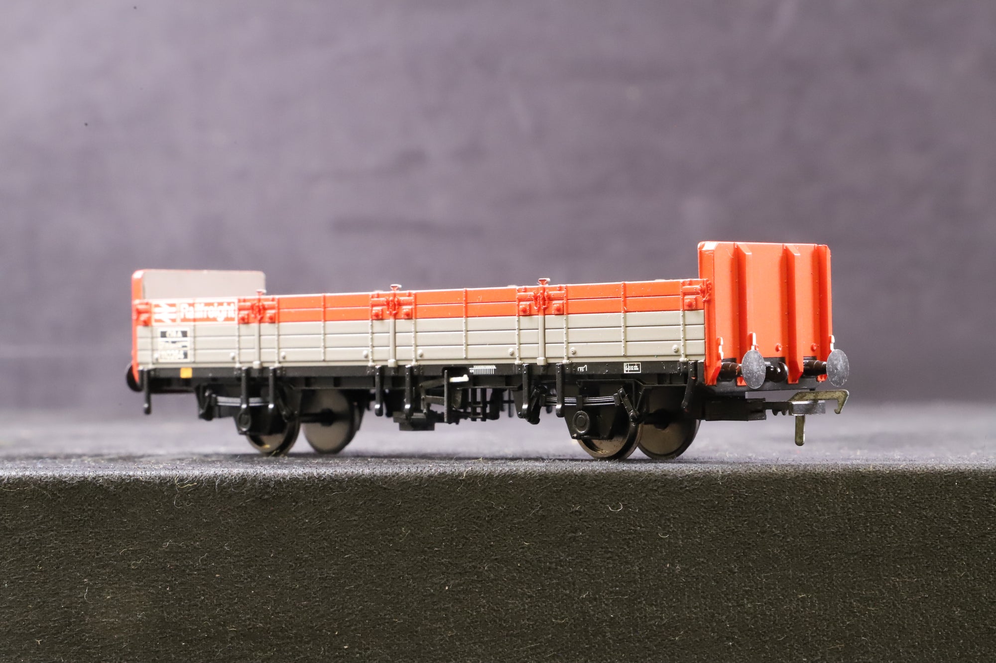 Hornby & Bachmann OO Rake Of 5 Assorted Grey/ Red Railfreight Wagons