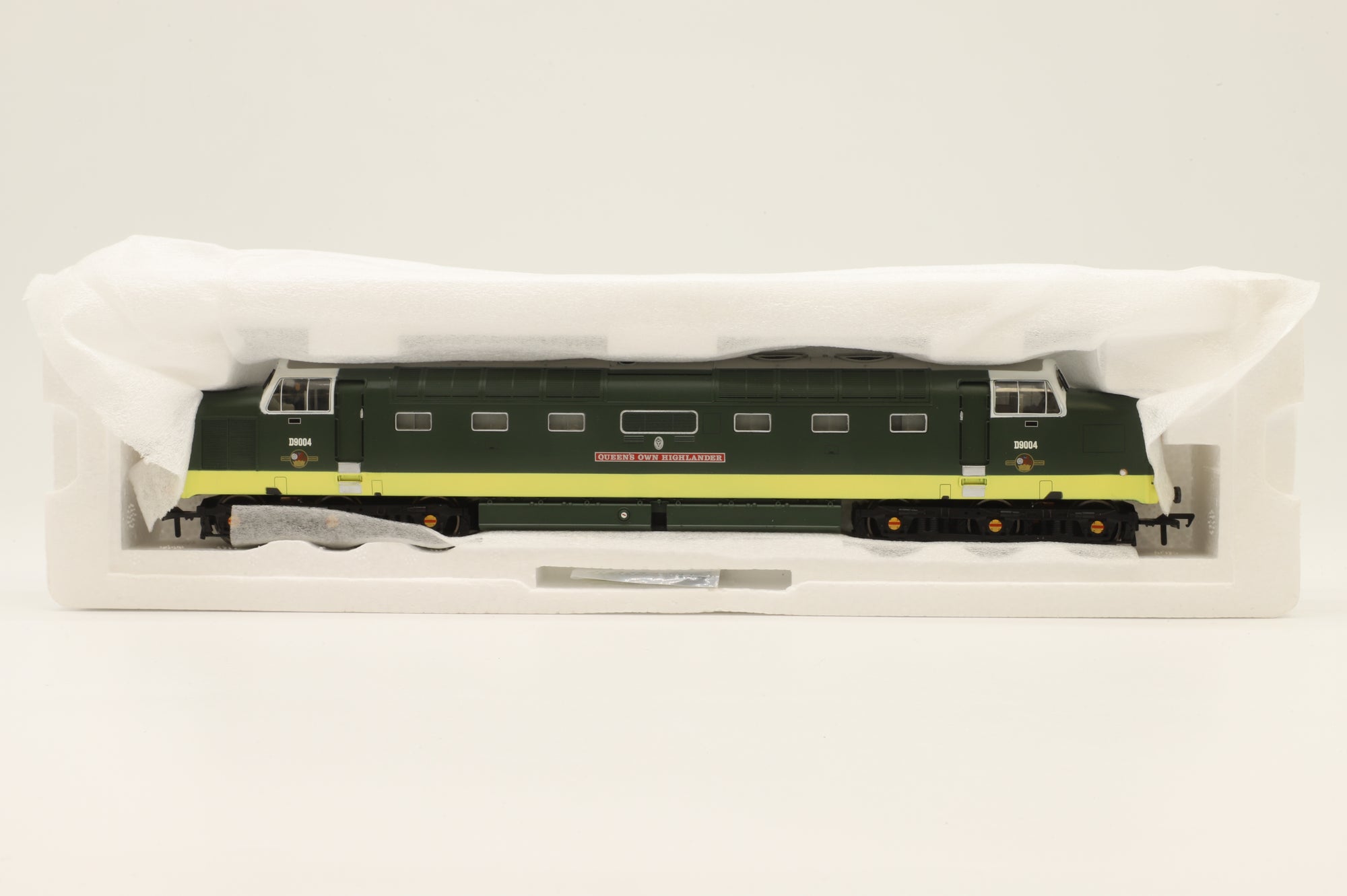 Bachmann OO 32-525 Class 55 Deltic 'D9004' 'Queens Own Highlander' BR Green