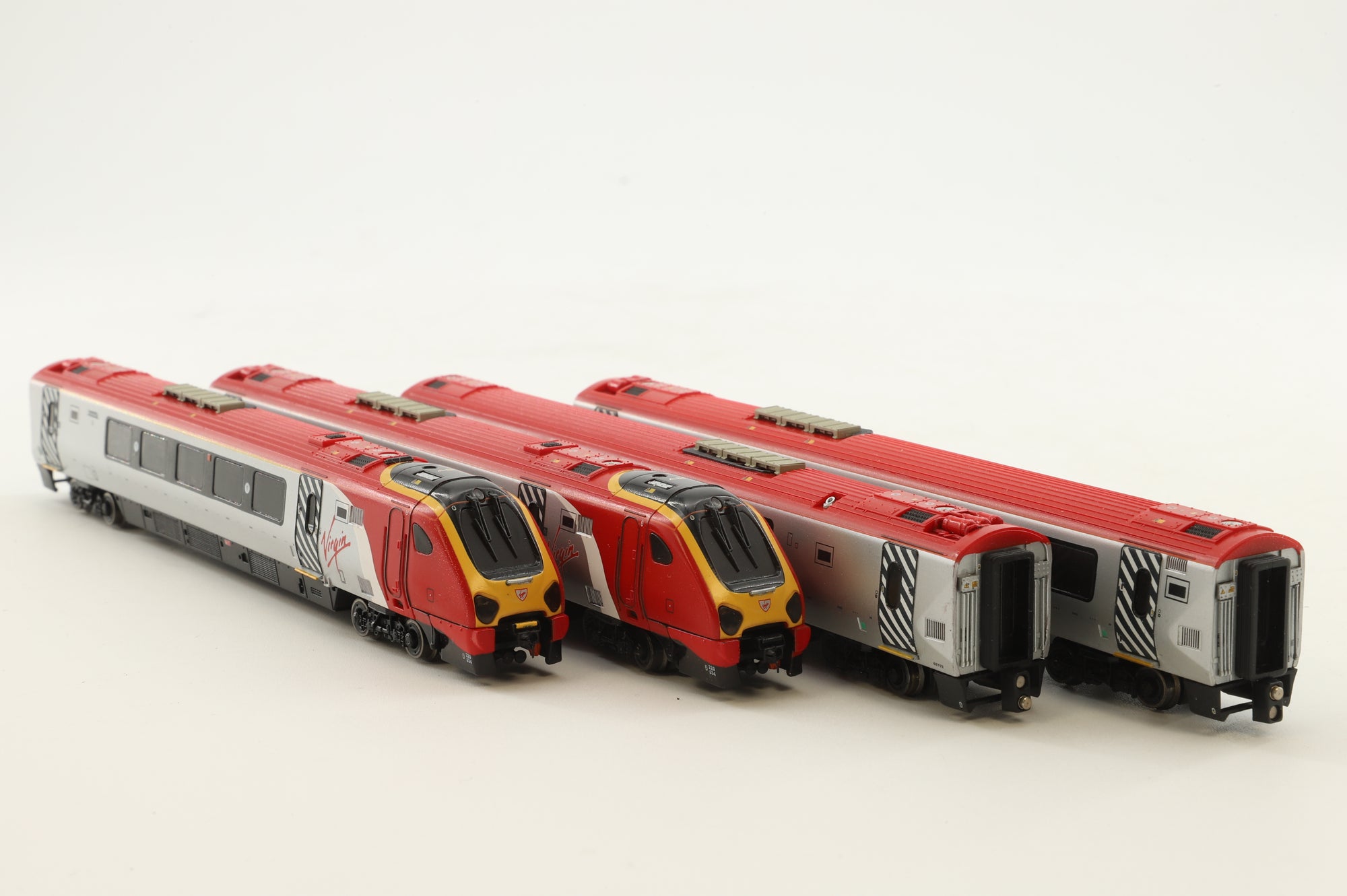 Dapol N ND063F Class 220 '220 034' 4 Car Voyager DMU