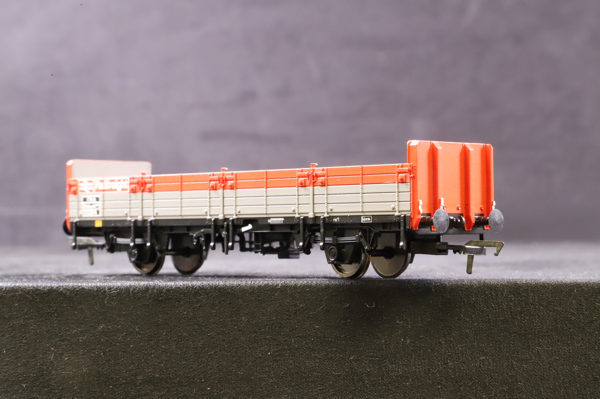 Hornby & Bachmann OO Rake Of 5 Assorted Grey/ Red Railfreight Wagons
