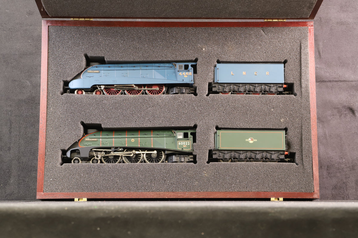 Bachmann OO Set of 2 Class A4 4-6-2 &#39;Mallard&#39;, Ltd Ed. 697/1000