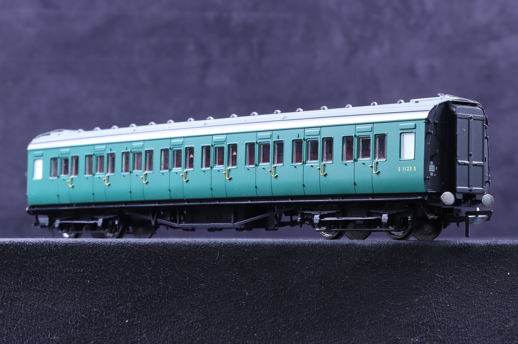 Hornby OO Rake of 6 Maunsell Ex-SR Coaches in BR(S) Green