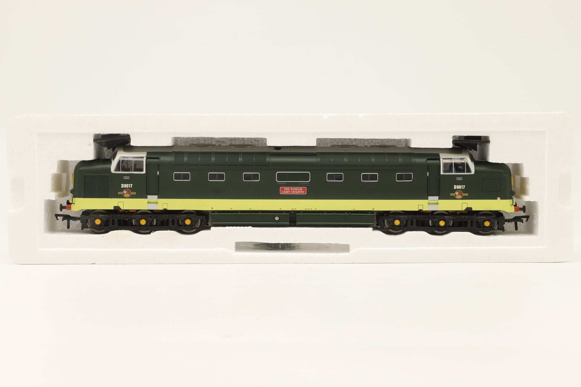 Bachmann OO 32-529 Class 55 Deltic 'D9017' 'The Durham Light Infantry' BR Two Tone Green DCC Sound
