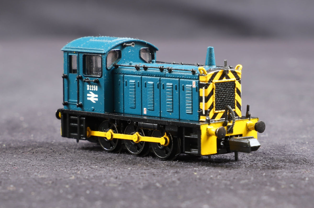 Graham Farish N 371-051 Class 04 Diesel Shunter &#39;D2258&#39; BR Blue Wasp Stripes