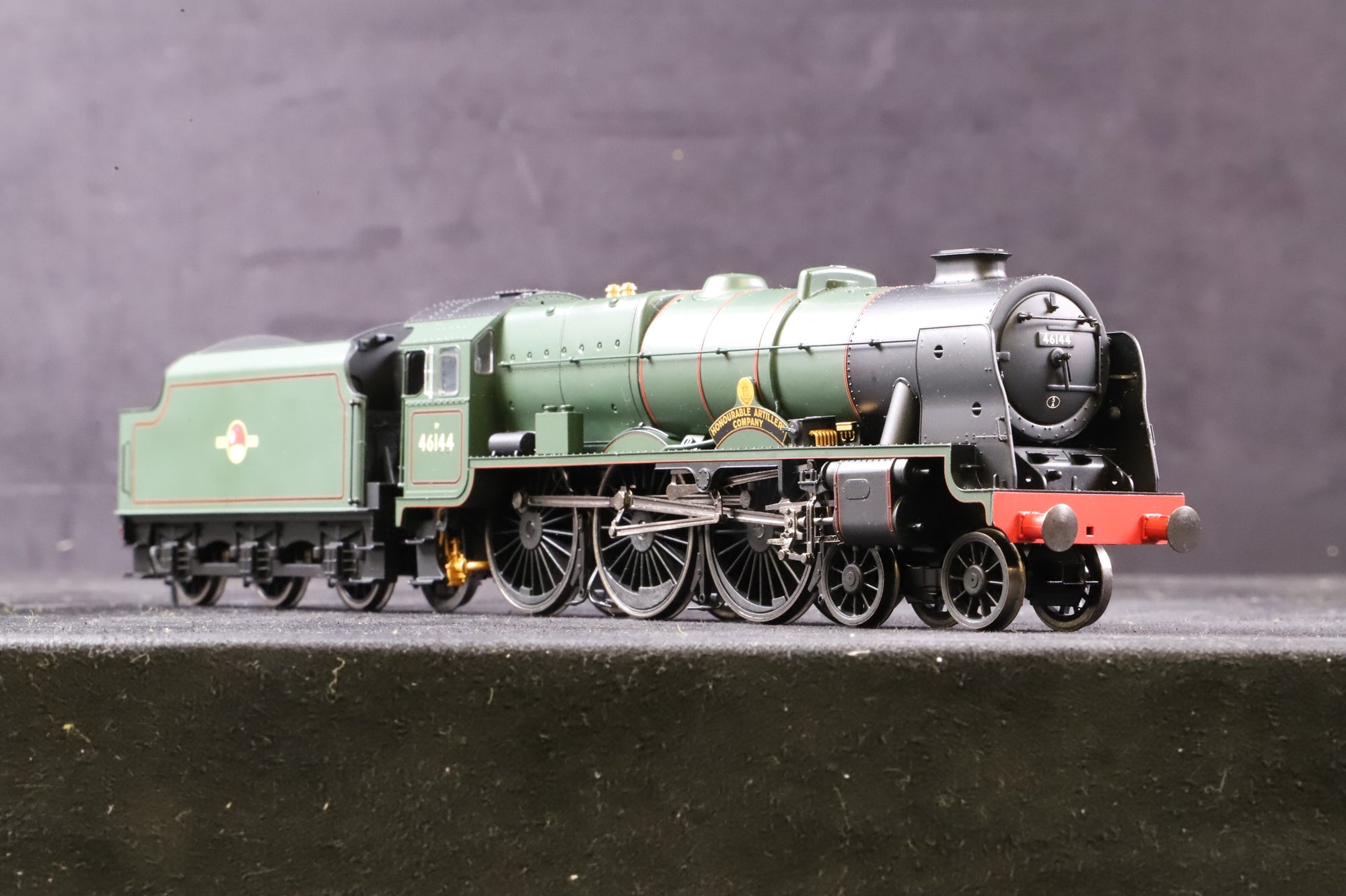 Hornby OO R2729X Royal Scot Class 4-6-0 '46144' 'Honourable Artillery Company' BR Lined Green L/C DCC Removed