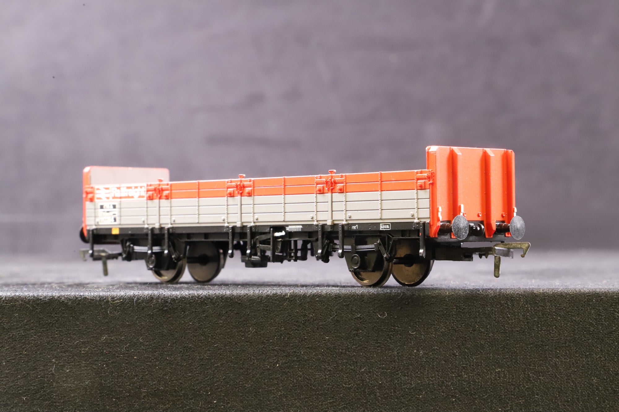 Hornby & Bachmann OO Rake Of 5 Assorted Grey/ Red Railfreight Wagons