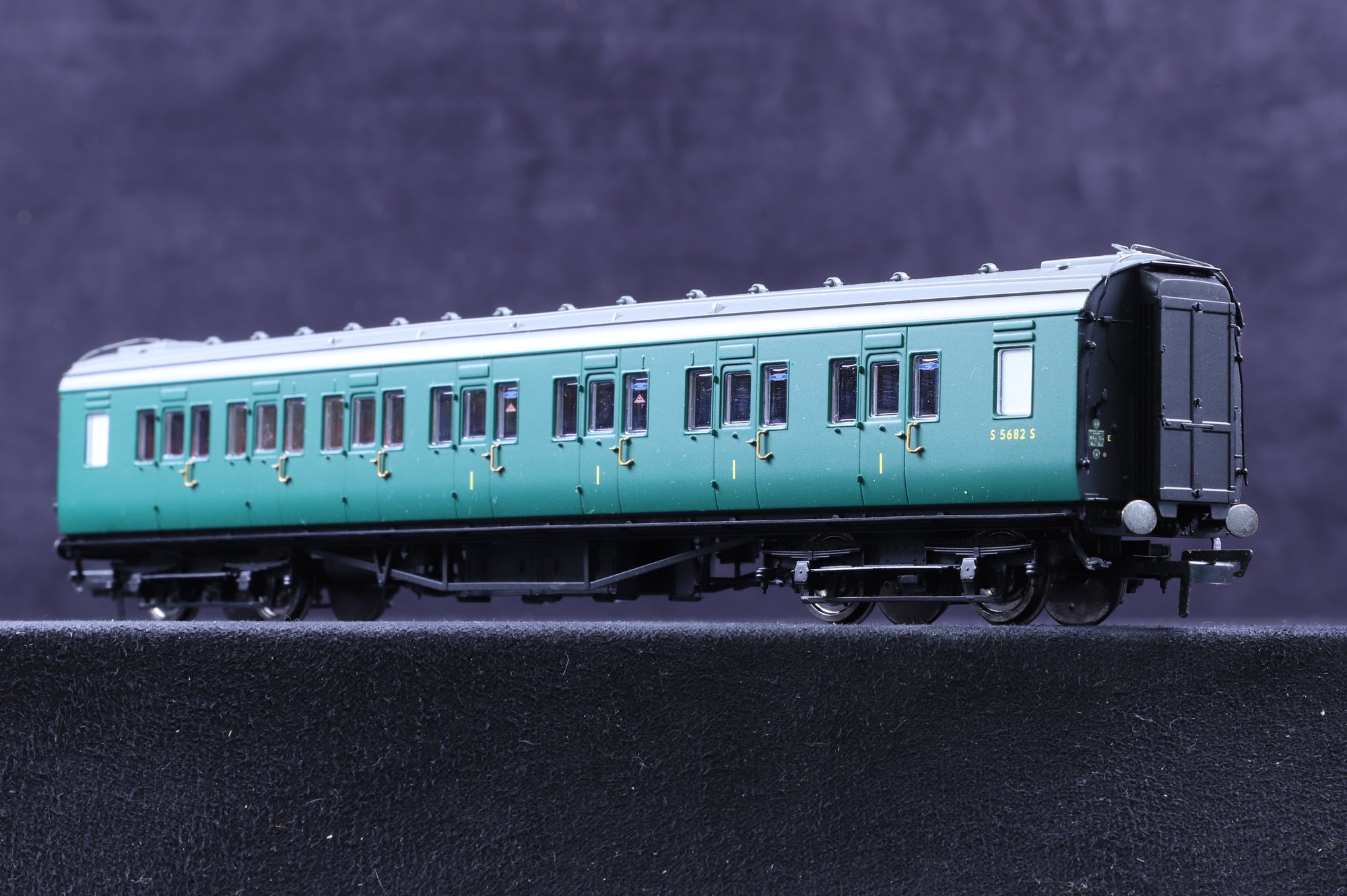 Hornby OO Rake of 6 Maunsell Ex-SR Coaches in BR(S) Green