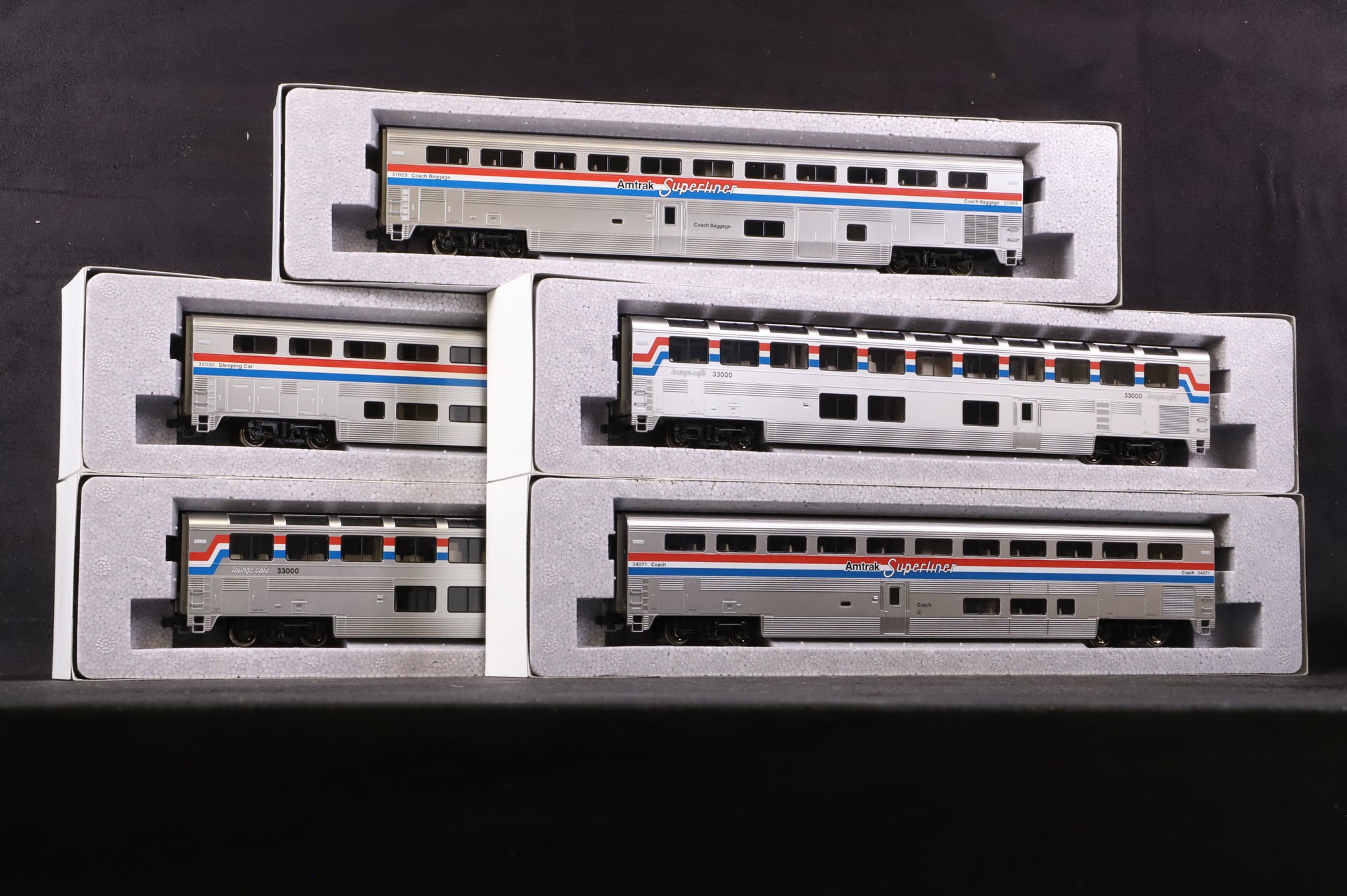 Kato HO Rake of 5 Pullman Superliner Coaches in Amtrak Phase III Liveries