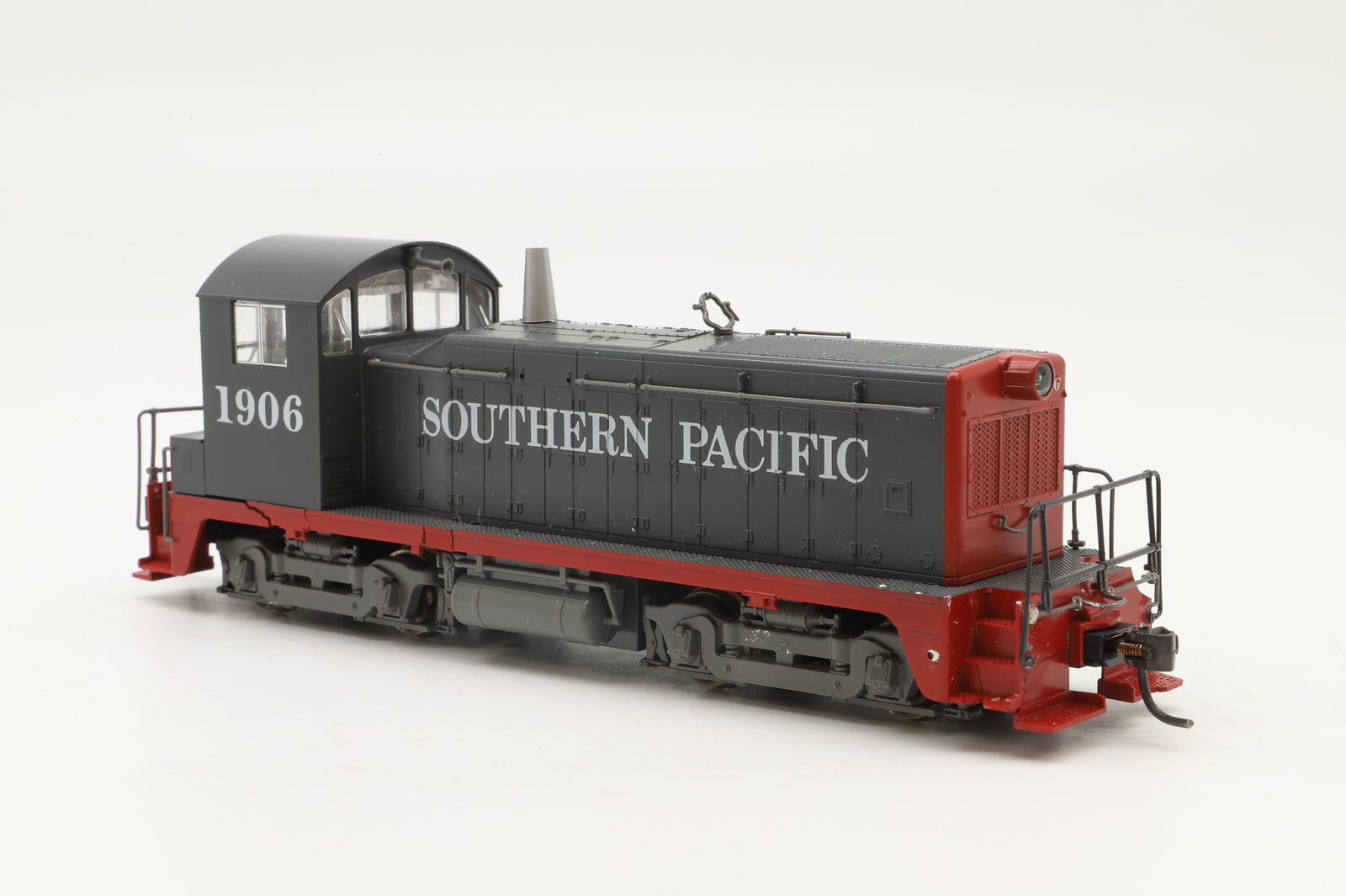 WORKSHOP Kato HO 37-11C EMD NW2 #1906 in SP Grey/Red
