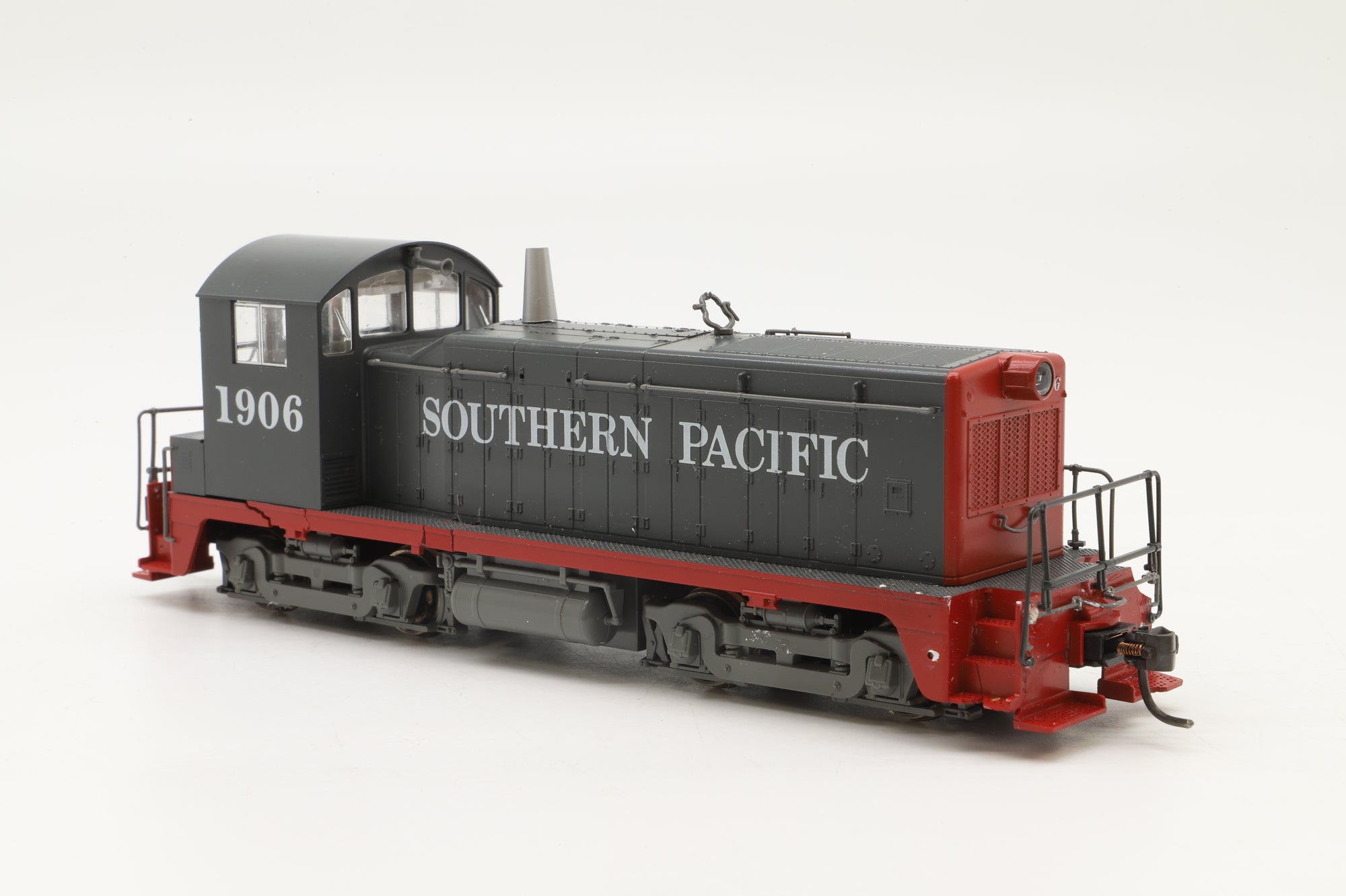 WORKSHOP Kato HO 37-11C EMD NW2 #1906 in SP Grey/Red