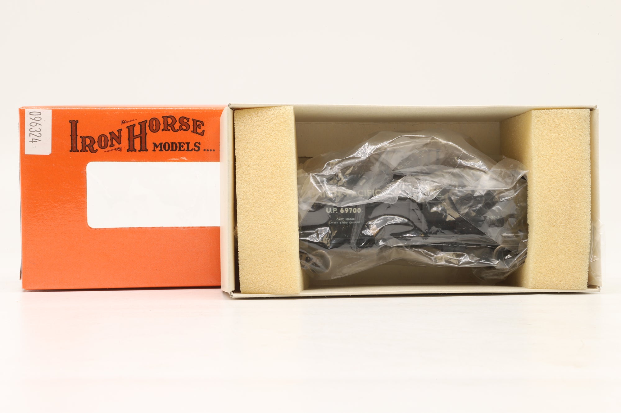 Iron Horse HO Brass 15654-1 11,141 Gallon Tank Car in UP Black – Weathered