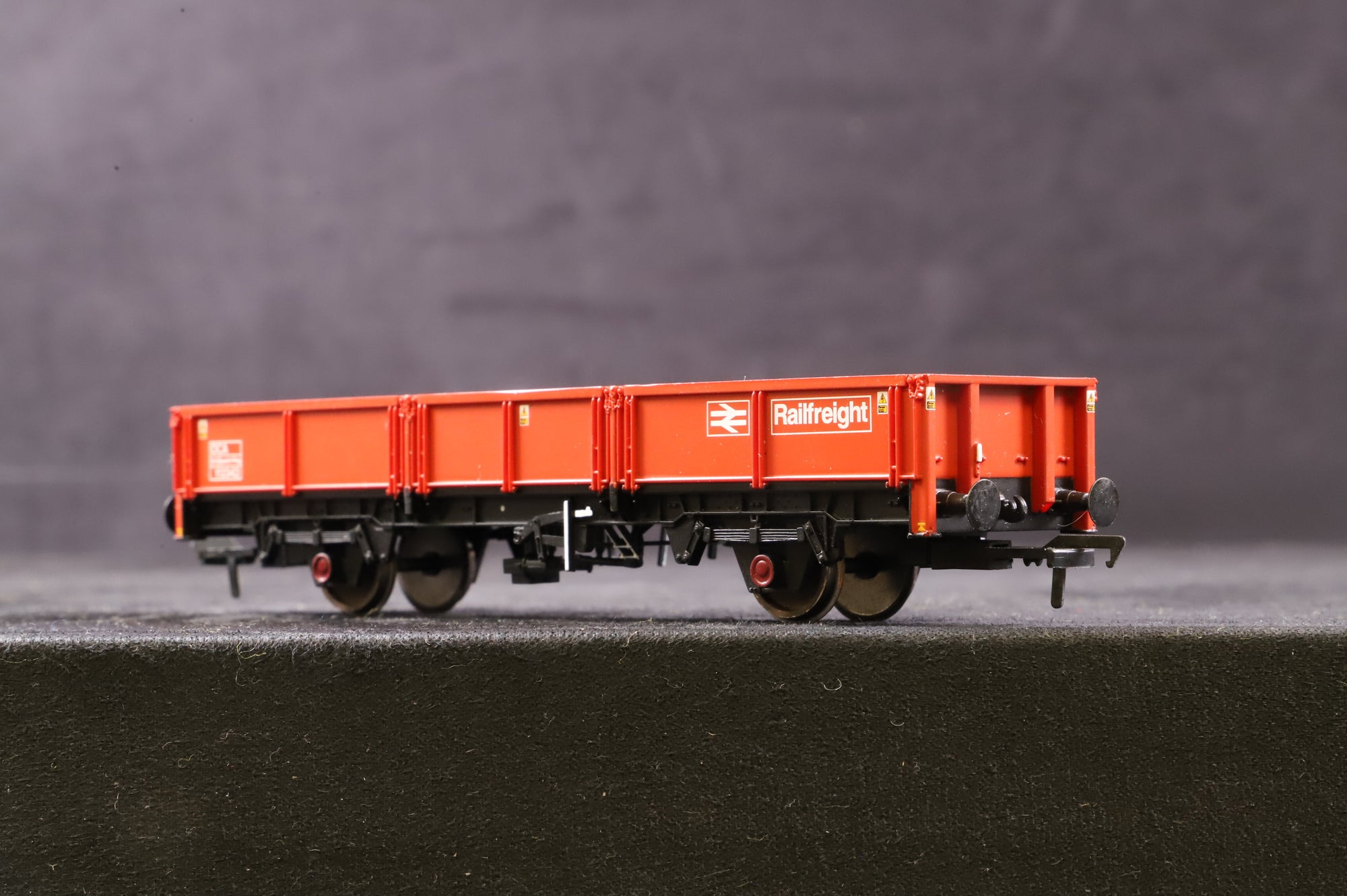 Hornby & Bachmann OO Rake Of 5 Assorted Grey/ Red Railfreight Wagons