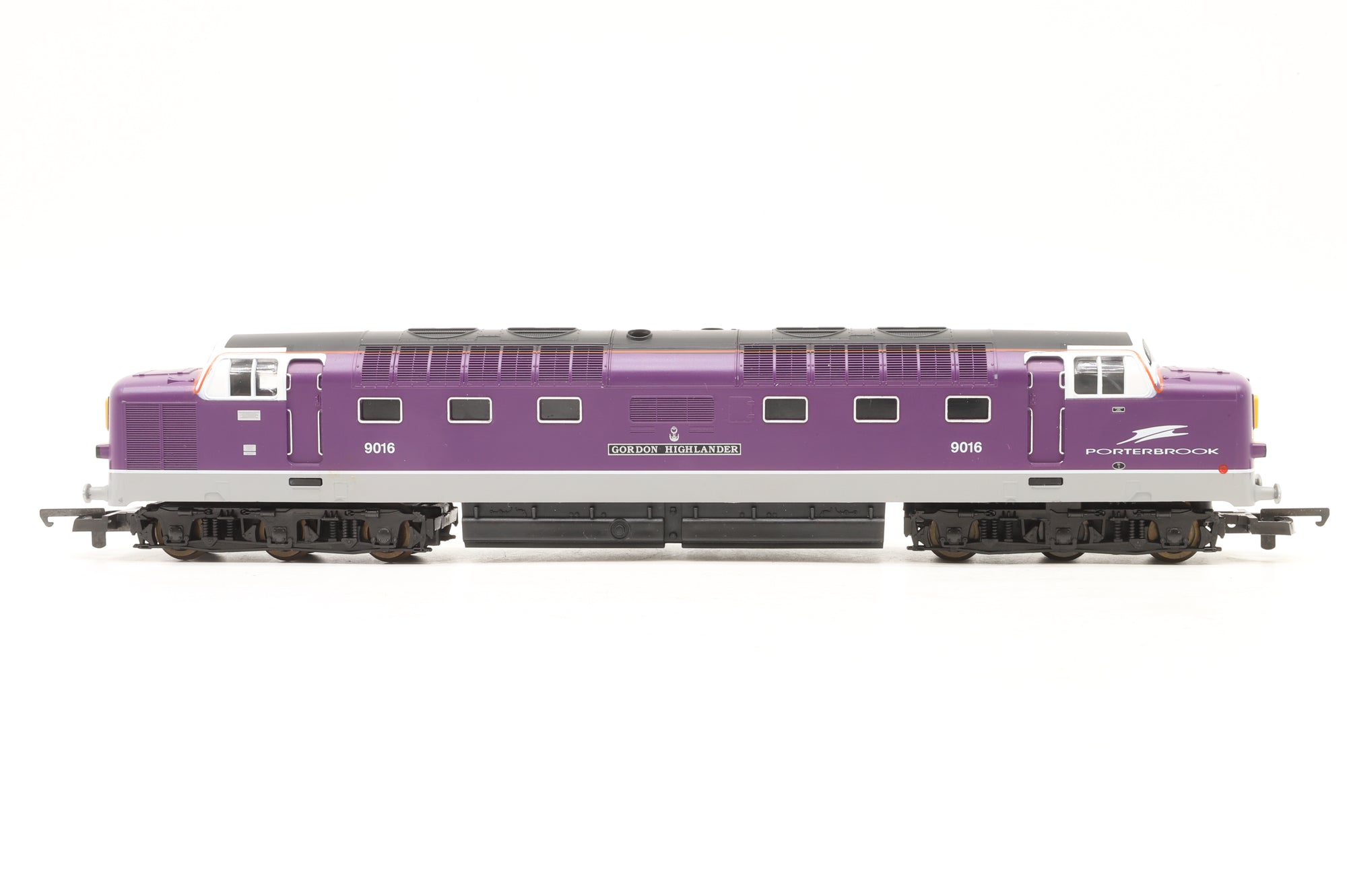 Lima OO L205260 Class 55 Deltic 9016 'Gordon Highlander' in Porterbrook Purple