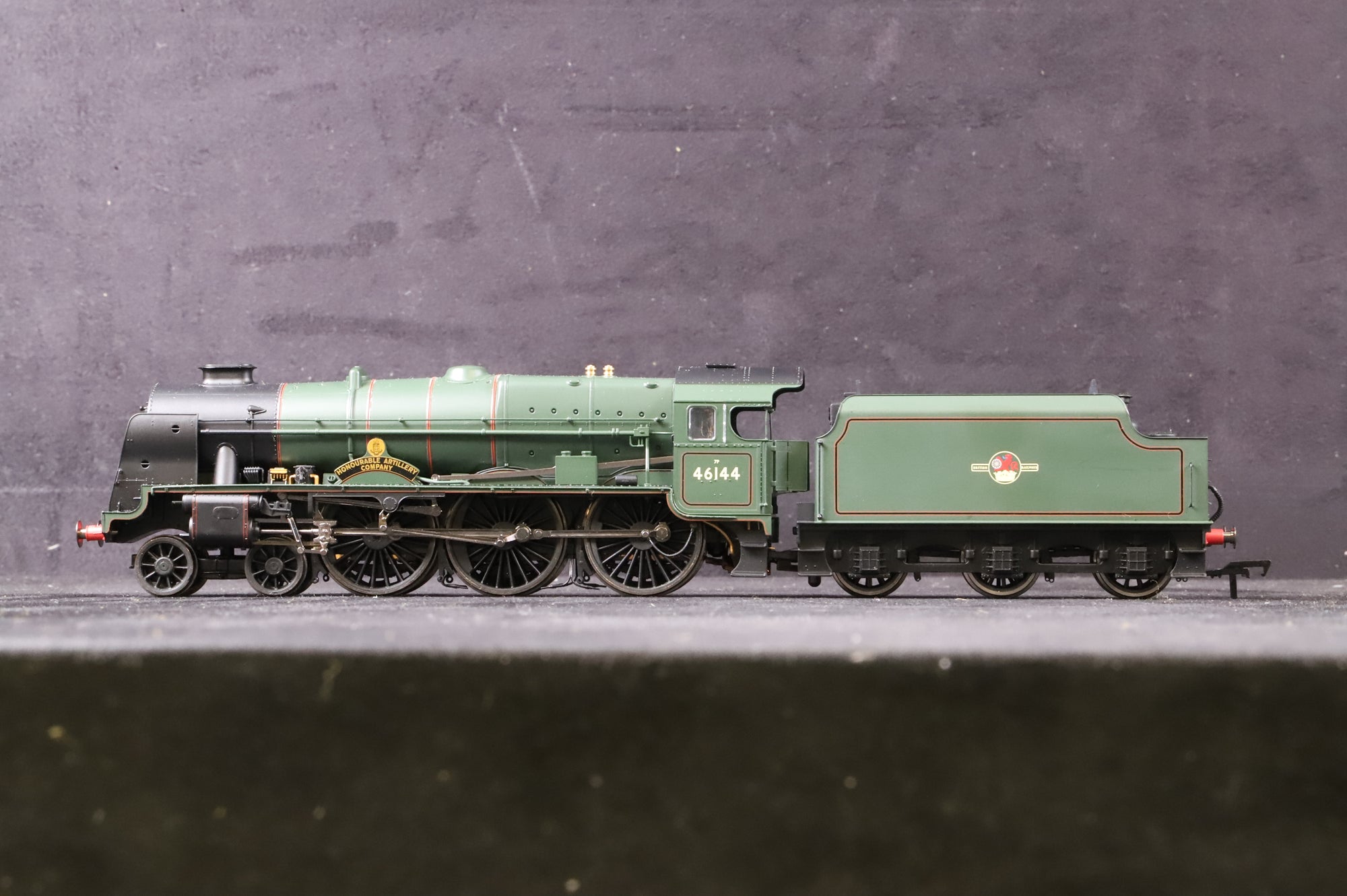 Hornby OO R2729X Royal Scot Class 4-6-0 '46144' 'Honourable Artillery Company' BR Lined Green L/C DCC Removed