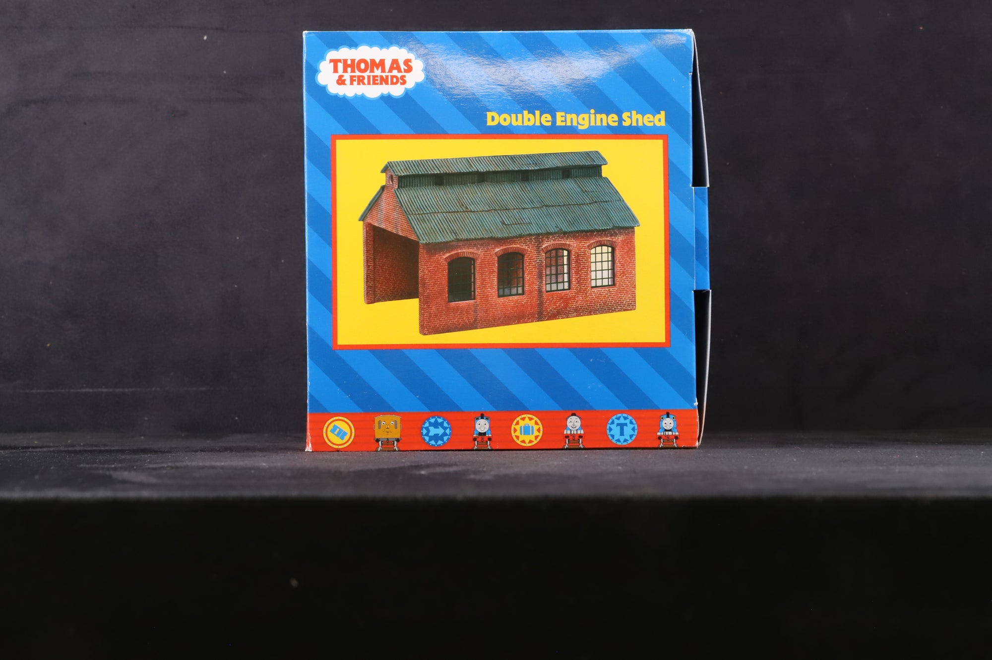 Hornby OO R9222 Thomas & Friends Double Engine Shed