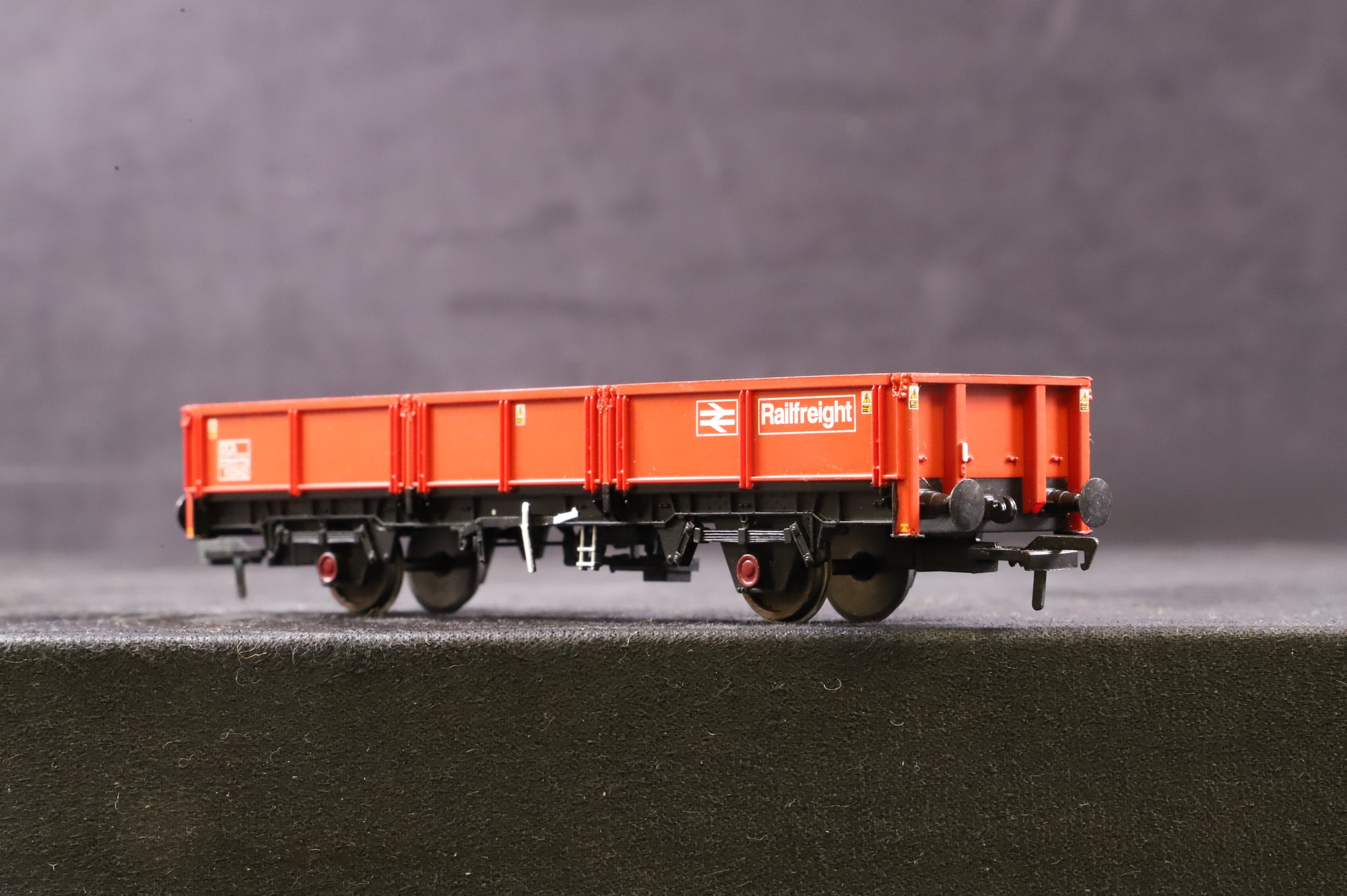 Hornby & Bachmann OO Rake Of 5 Assorted Grey/ Red Railfreight Wagons