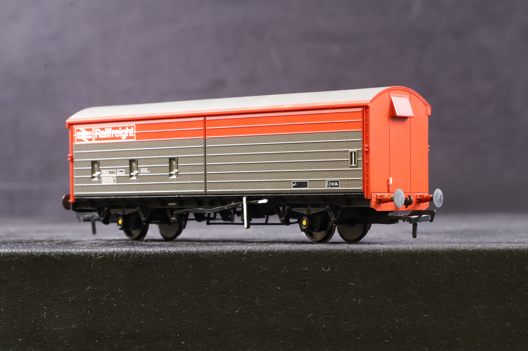 Hornby & Bachmann OO Rake Of 5 Assorted Grey/ Red Railfreight Wagons