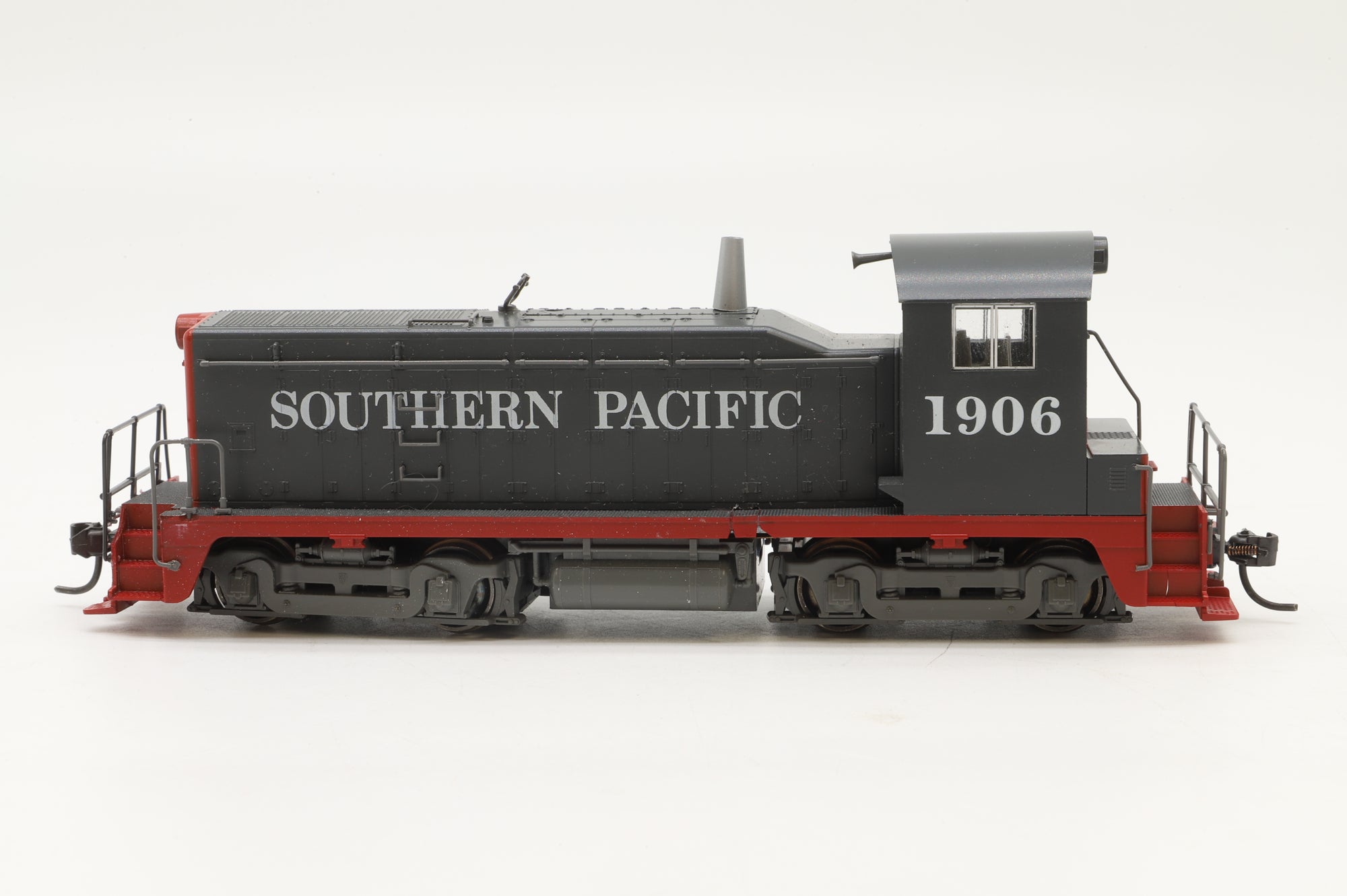 WORKSHOP Kato HO 37-11C EMD NW2 #1906 in SP Grey/Red