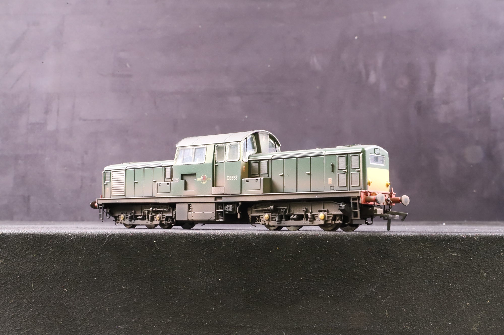 Heljan OO 17001 Class 17 D8568 in BR Green w/ Small Yellow Panels
