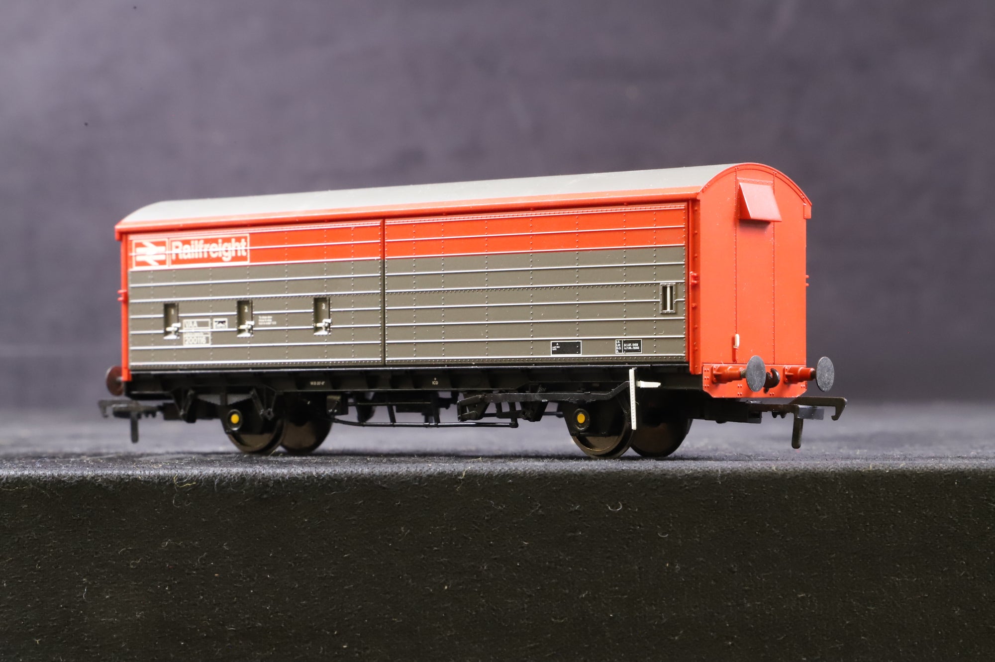 Hornby & Bachmann OO Rake Of 5 Assorted Grey/ Red Railfreight Wagons