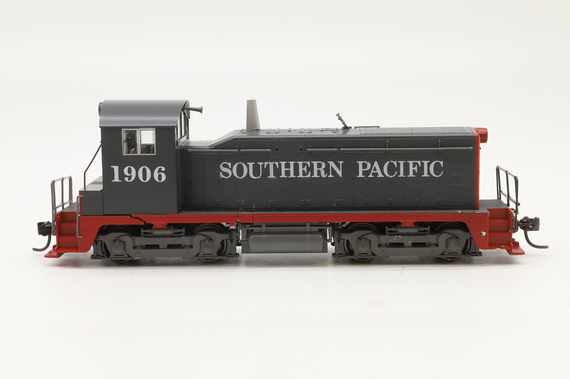 WORKSHOP Kato HO 37-11C EMD NW2 #1906 in SP Grey/Red