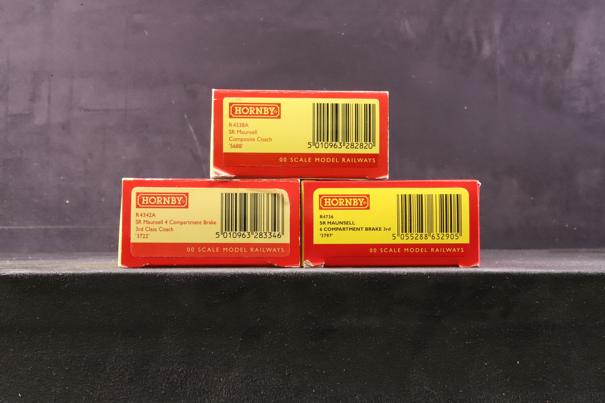 Hornby OO Rake of 3 Maunsell Coaches in SR Green w/ Sunshine Lettering