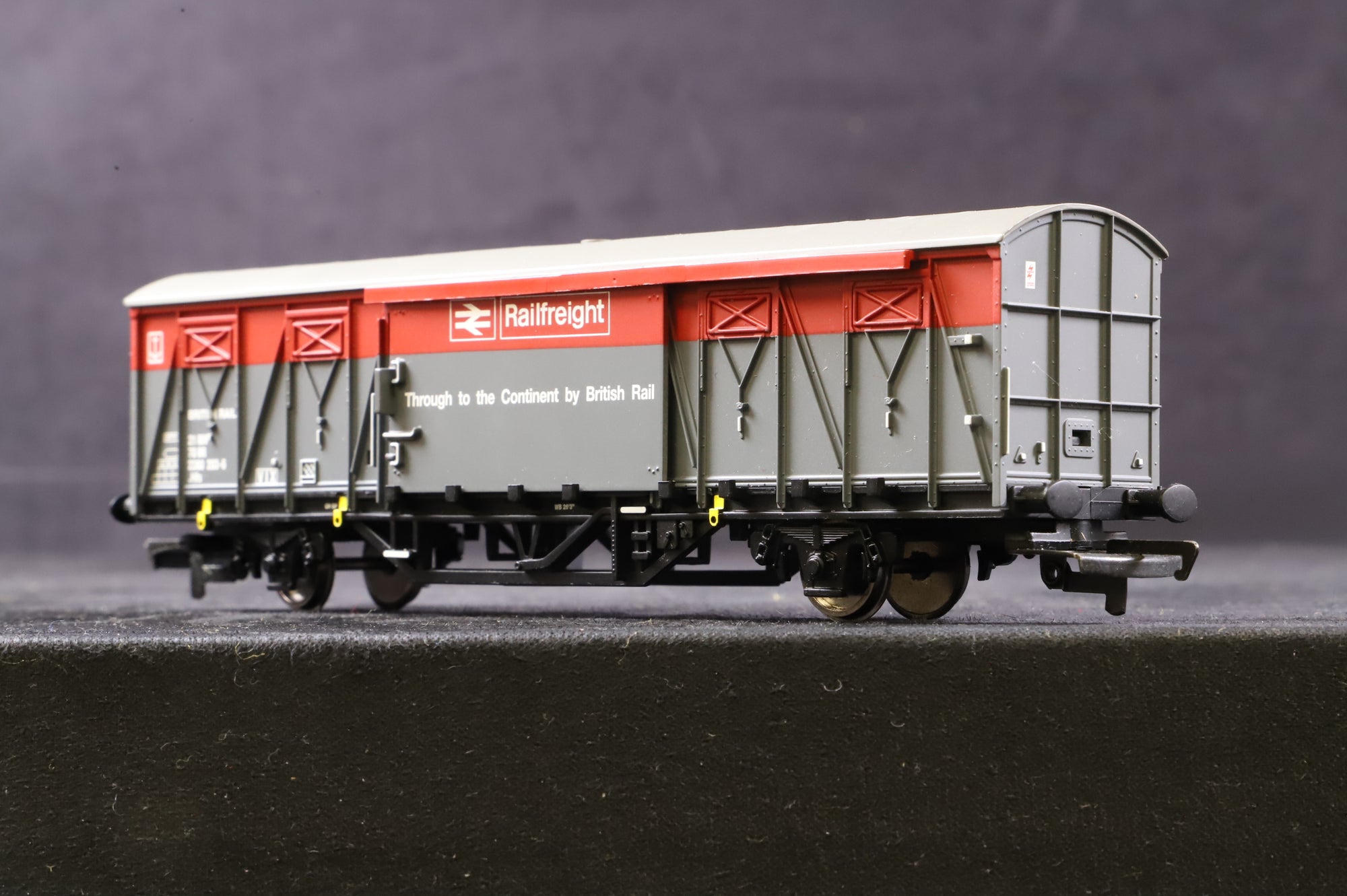 Hornby & Bachmann OO Rake Of 5 Assorted Grey/ Red Railfreight Wagons
