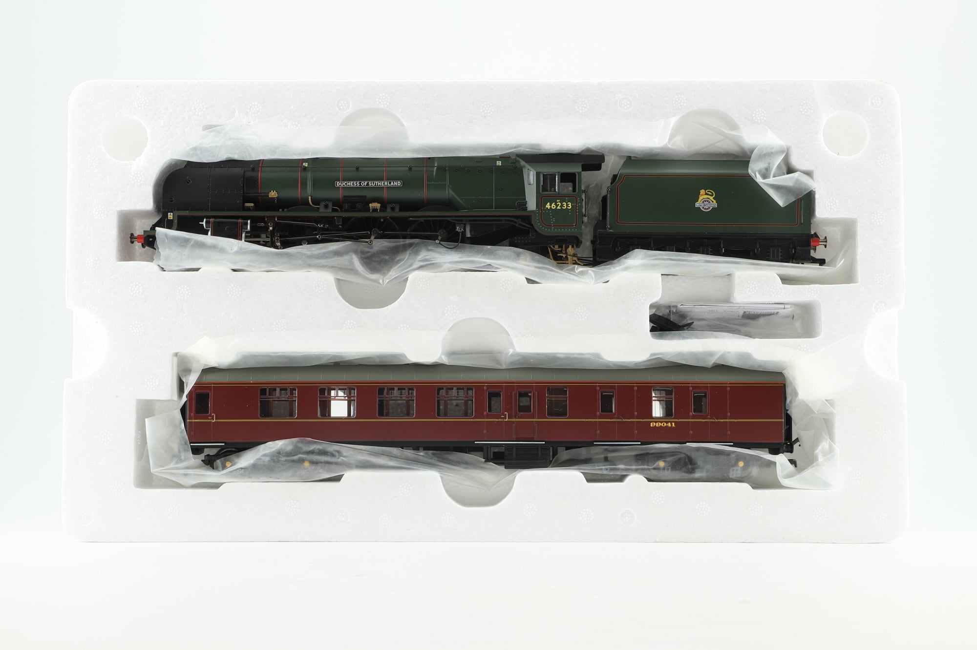 Hornby OO R3221 BR 'Duchess of Sutherland' & Support Coach Pack