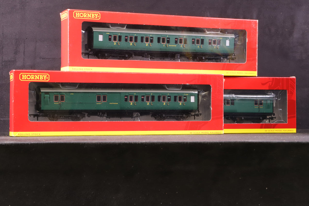 Hornby OO Rake of 3 Maunsell Coaches in SR Green w/ Sunshine Lettering